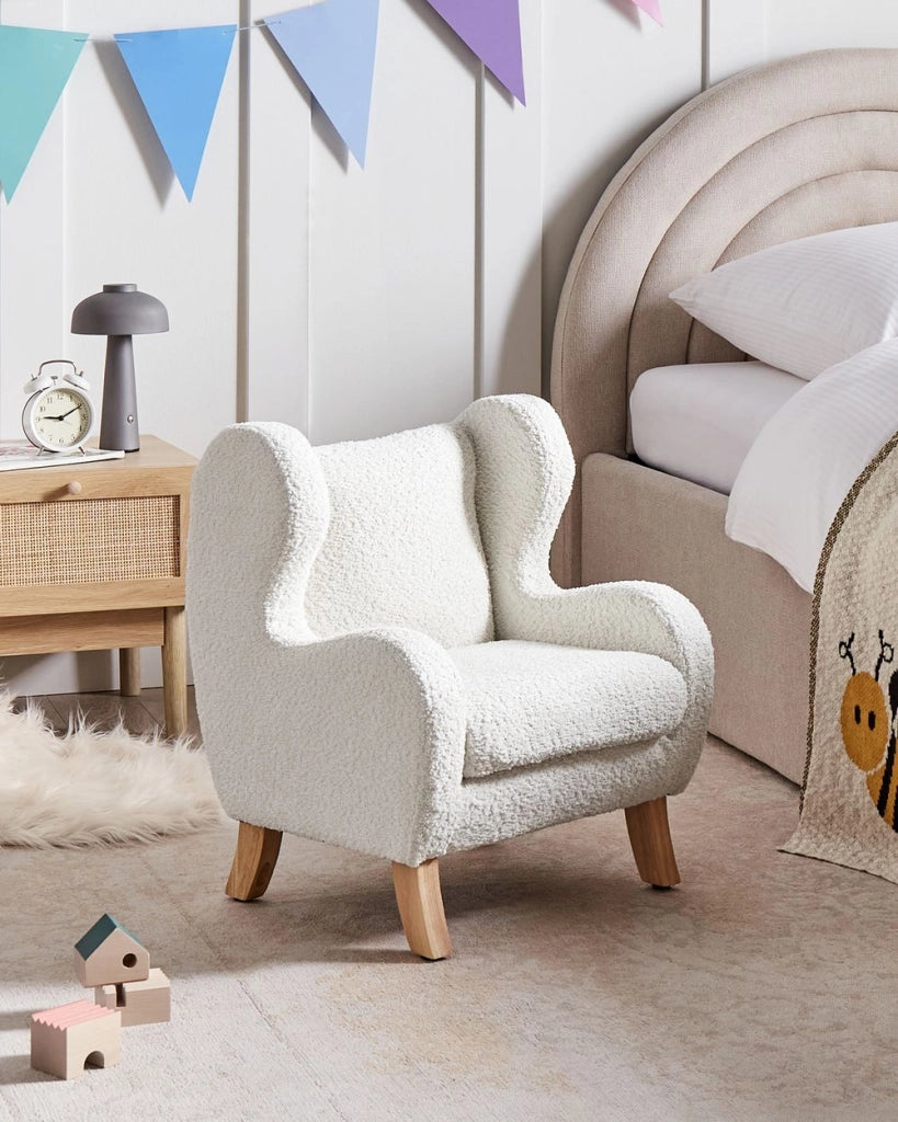 Sedia imbottita in bouclé bianco sporco con braccioli Sedile per bambini Design moderno