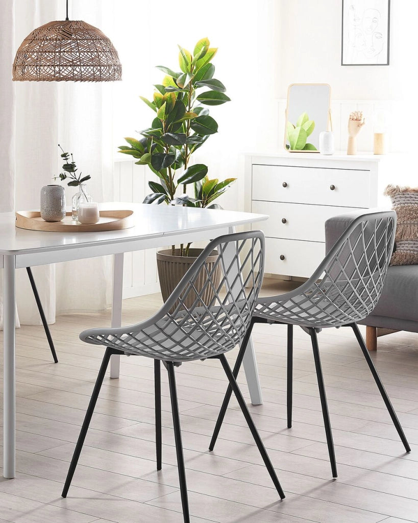 Set di 2 sedie da pranzo grigio sedile sintetico gambe in metallo Nero schienale netto design scandinavo moderno