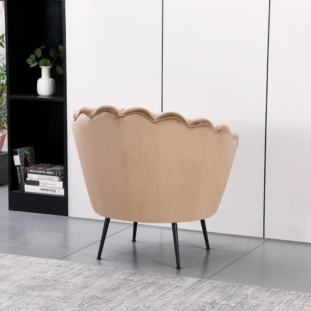 Poltrona Orel a Conchiglia in Velluto Beige – Design Elegante e Avvolgente