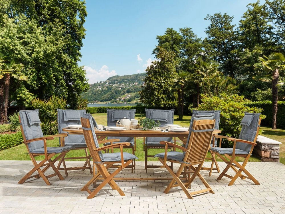 Set da pranzo per esterni in legno di acacia chiaro con cuscini grigi tavolo a 8 posti sedie pieghevoli design rustico