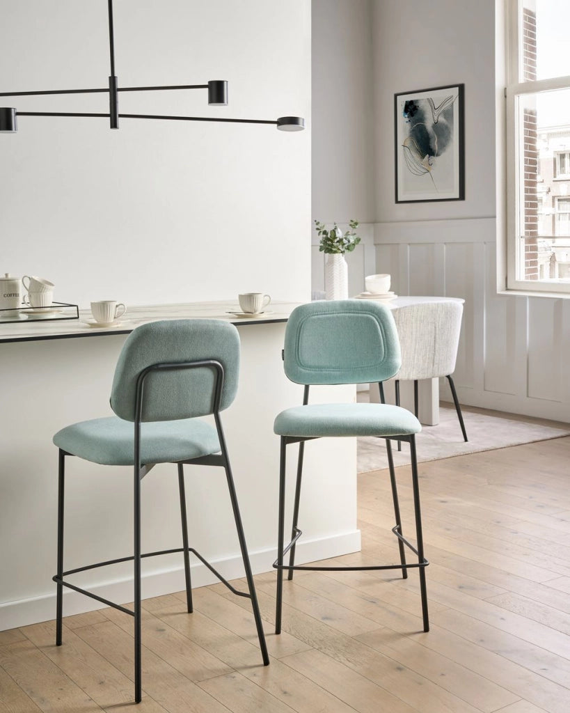 Set di sedie da pranzo moderne da bar in tessuto azzurro Struttura in ferro nero Seduta ad altezza banco Design moderno