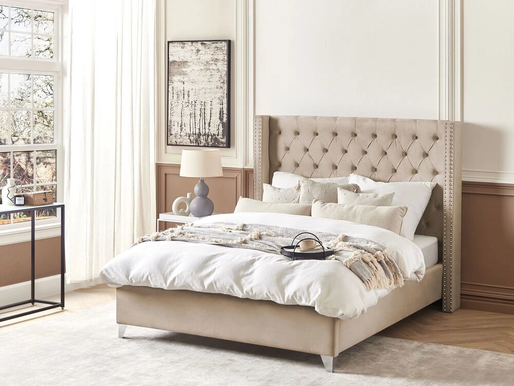 Letto matrimoniale a doghe velluto beige imbottito trapuntato poggiatesta 140 x 200 cm stile glamour elegante