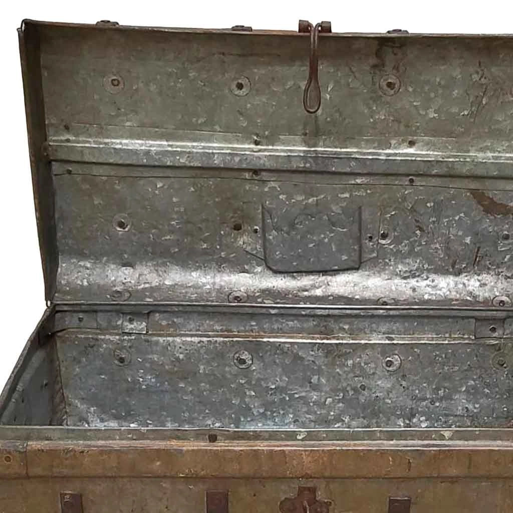 Valigia artigianale in metallo, 67x37x25h cm