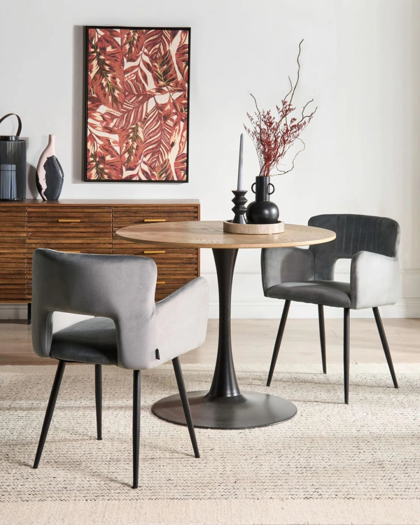 Set di 2 sedie da pranzo velluto grigio braccioli schienale intagliato gambe in metallo moderna industriale