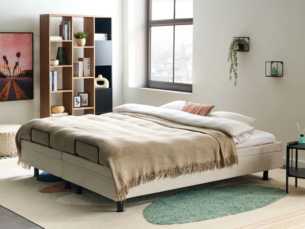 Letto elettrico matrimoniale tessuto beige chiaro regolabile con telecomando senza testiera 180x200 cm stile moderno