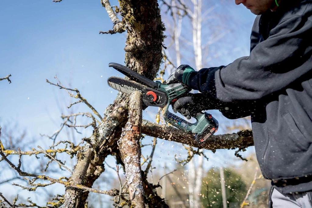 sega per arbusti a batteria MS 18 LTX 15 – 18V, lama da 15 cm – Ideale per la potatura di alberi e rami verdi, alta velocità della catena – Leggera e maneggevole – Inclusa metaBOX