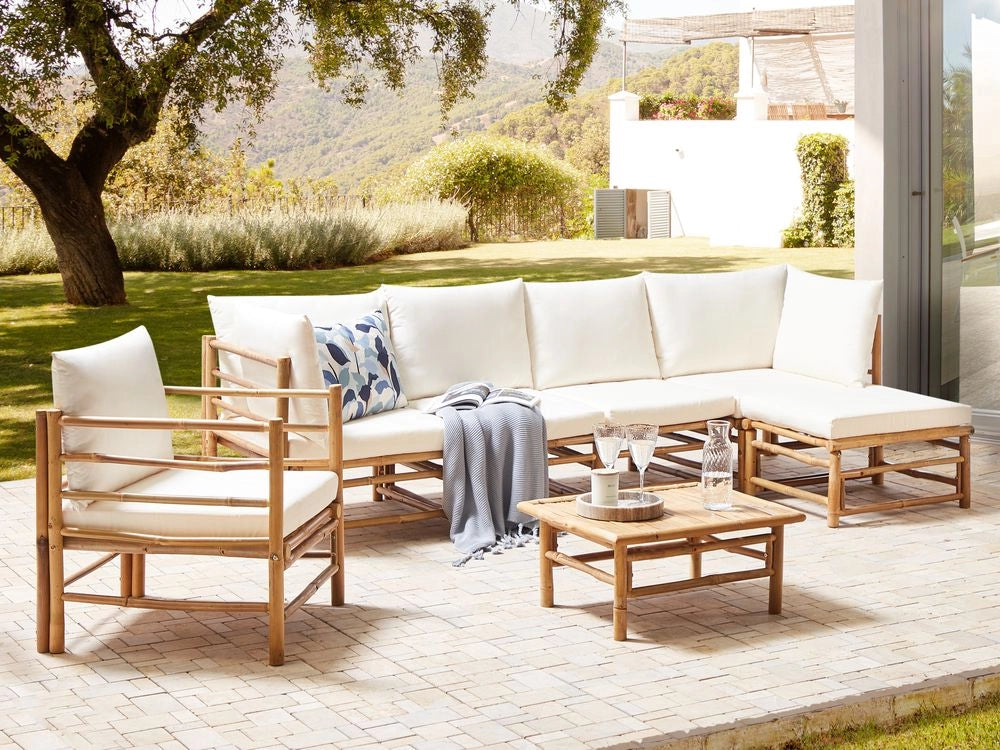 Set da giardino 6 posti composto da divano, poltrona e tavolino in bambù naturale con cuscini bianco sporco esterno elegante