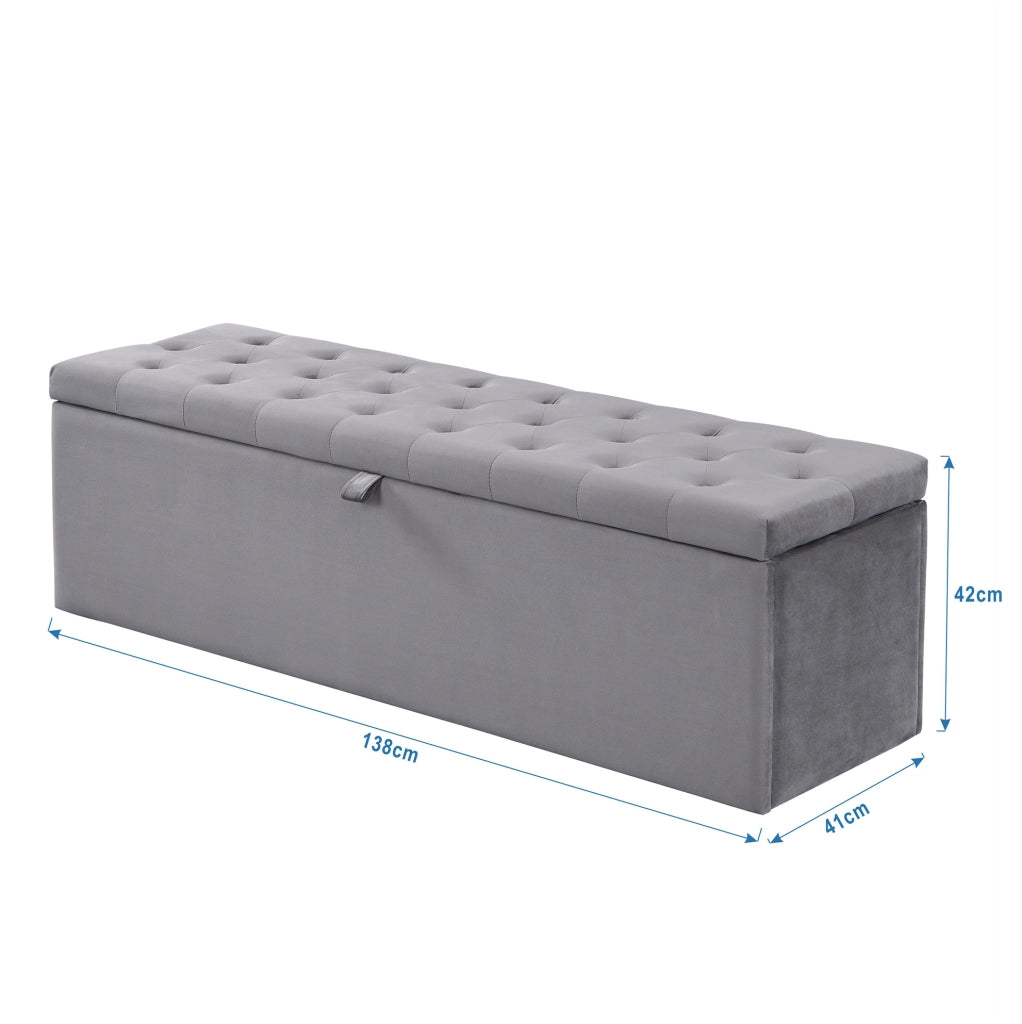 Letto imbottito 140x200 cm con contenitore; testiera alta e dettagli con rivetti in velluto grigio