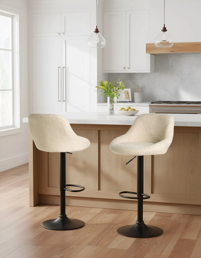 Set di 2 sgabelli da bar Seduta con imbottitura in bouclè beige chiaro Gambe nere Altezza regolabile Sala da pranzo Moderna