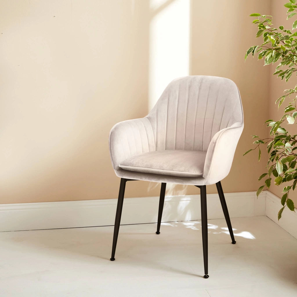 Poltrona in velluto con gambe in metallo, bianco sporco