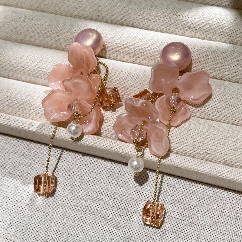 Orecchini a nappina con fiore rosa da donna, orecchini a lobo con petalo di perla e cristallo.