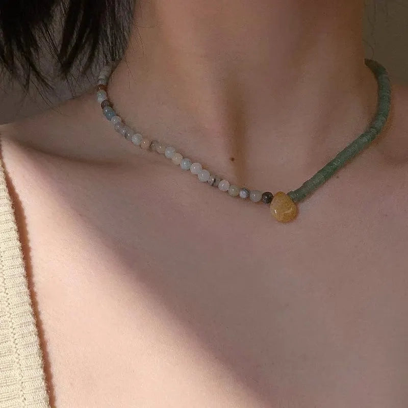 Collana fatta a mano con perline di pietra verde: gioiello leggero con perline.