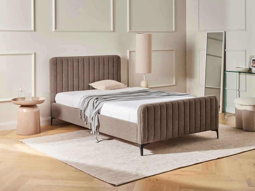 Letto matrimoniale in bouclè con testiera trapuntata gambe in metallo da 120 x 200 cm e base a doghe tortora Design moderno