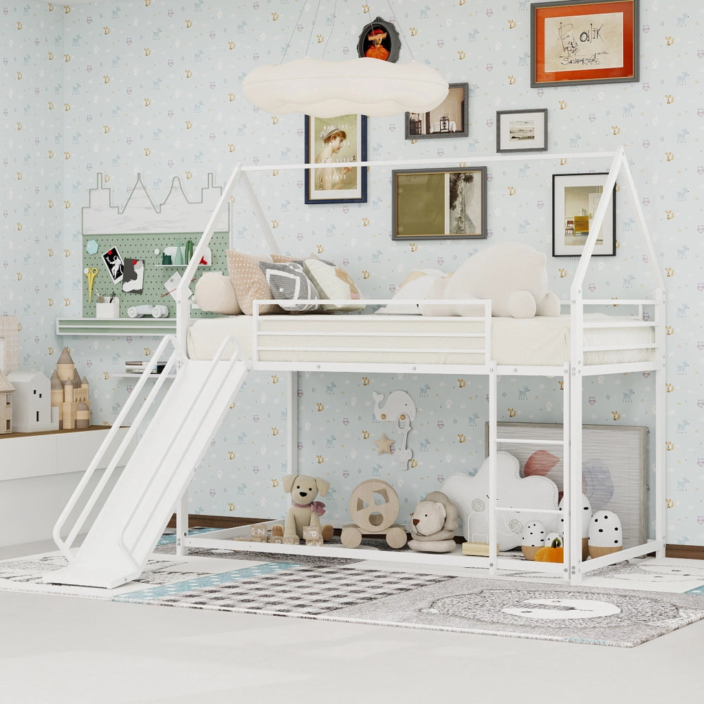 Letto a castello a casetta con scivolo e scala; metallo bianco; 90x190 cm; senza materasso
