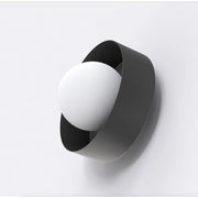 Lampada a parete Lulu in acciaio nero con diffusore sferico