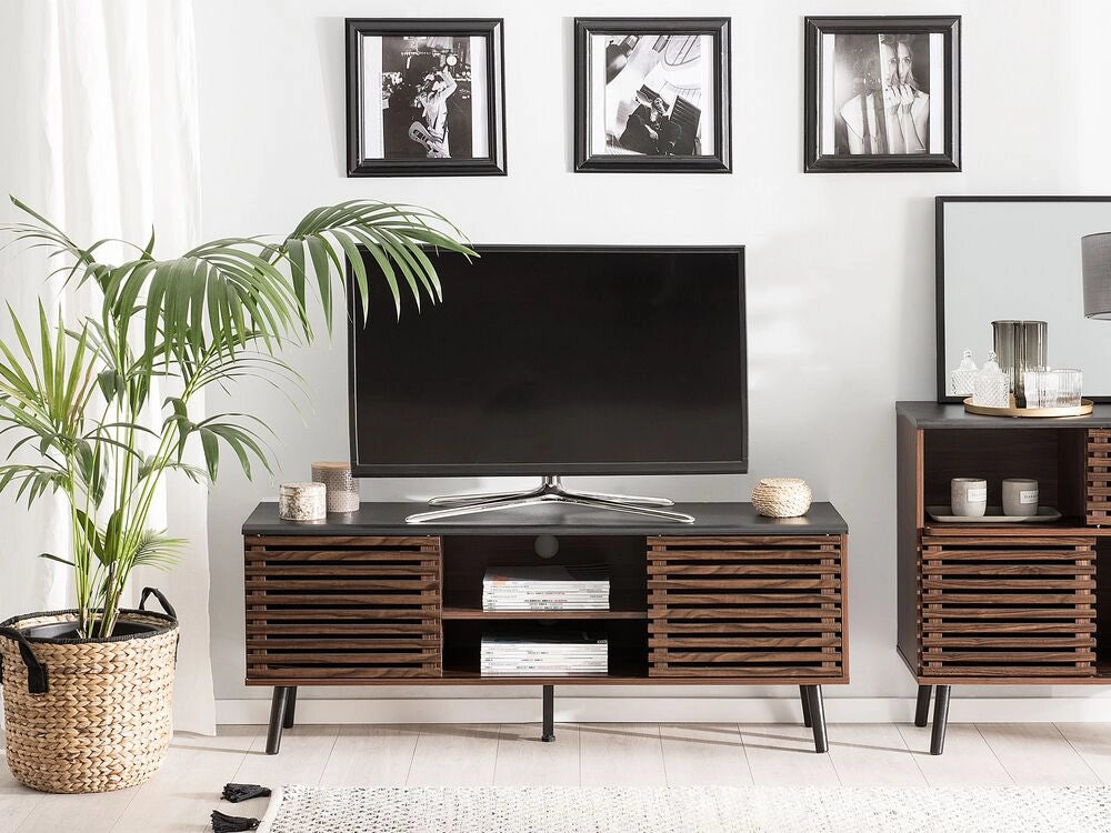 Mobile TV con finitura in legno scuro fino a 63ʺ Mobile TV con ante scorrevoli a doghe