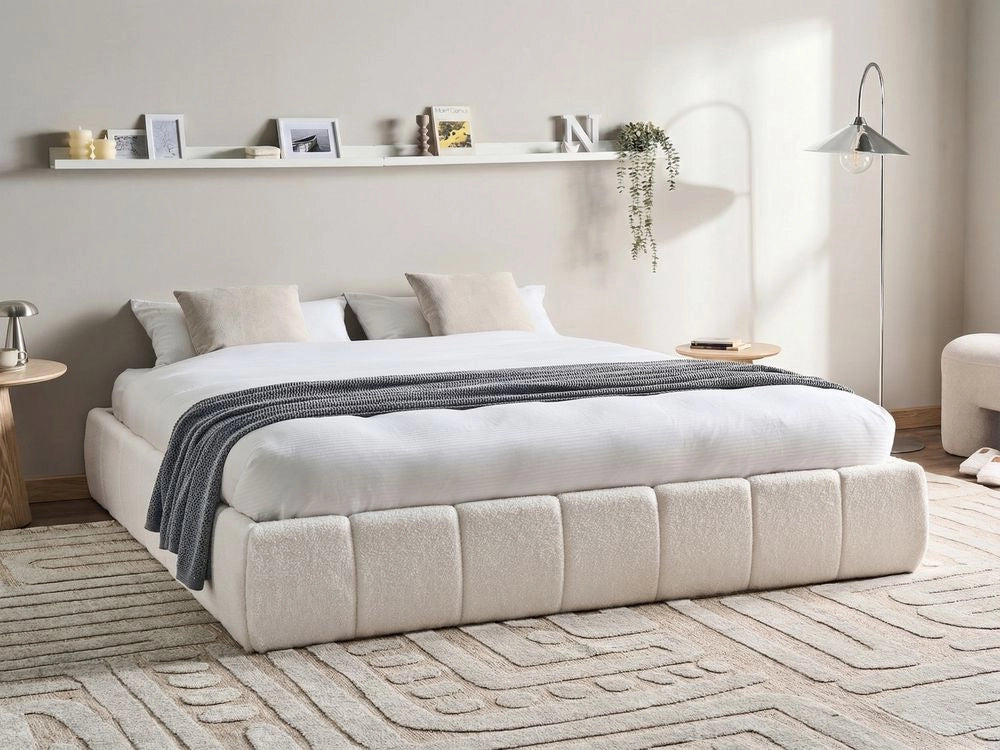 Letto matrimoniale in tessuto bouclè bianco sporco imbottita, con contenitore e panca 180x200 cm design moderno