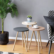 Set di 3 Tavolini Bassi da Salotto 'Hjørring' in Altezze Diverse con Piani Rotondi e Treppiede in Faggio - Grigio/Bianco/Rosa [en.casa]