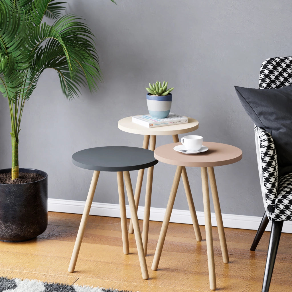 Set di 3 Tavolini Bassi da Salotto 'Hjørring' in Altezze Diverse con Piani Rotondi e Treppiede in Faggio - Grigio/Bianco/Rosa [en.casa]