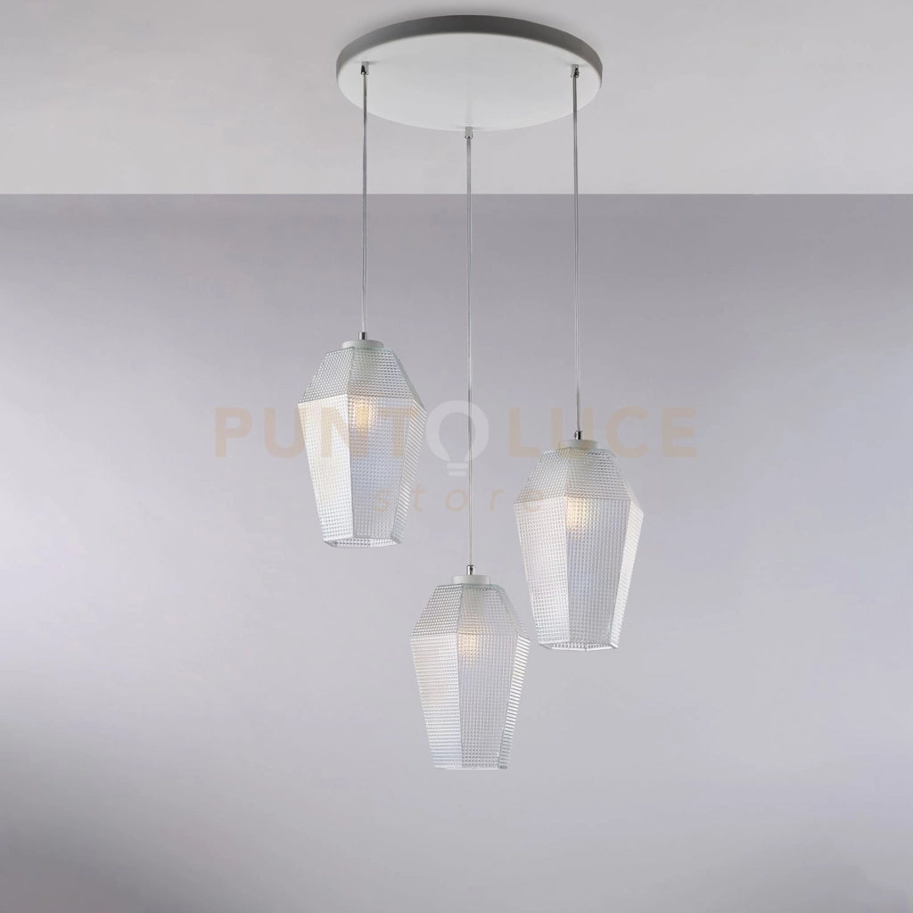 Sospensione in ferro laccato bianco con cavi elettrici regolabili e diffusori in vetro soffiato trasparente con decoro in rilievo 3 luci