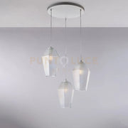 Sospensione in ferro laccato bianco con cavi elettrici regolabili e diffusori in vetro soffiato trasparente con decoro in rilievo 3 luci