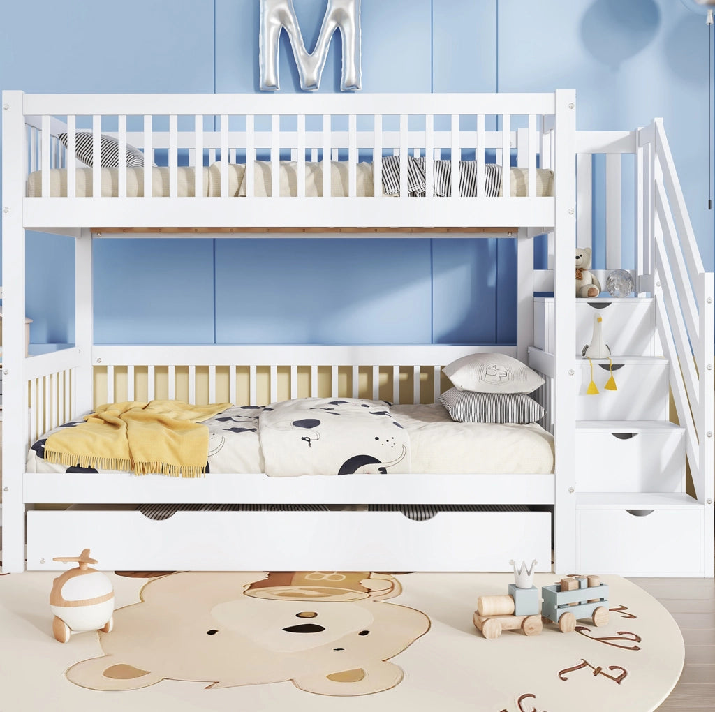 Letto a castello con letto estraibile, scaletta con contenitore e protezioni