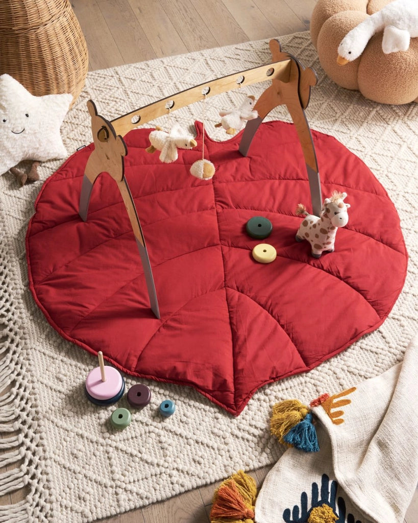 Tappeto per bambini in cotone rosso a forma di foglia trapuntato 110 x 110 cm accessorio per la cameretta dei bambini