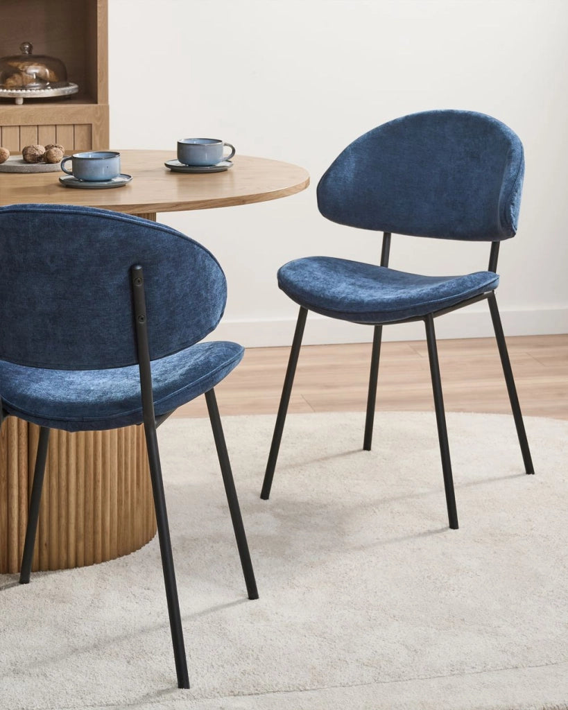 Set di 2 sedie da pranzo Rivestimento in tessuto blu scuro Gambe in metallo nero Senza braccioli Schienale curvo Design moderno e contemporaneo