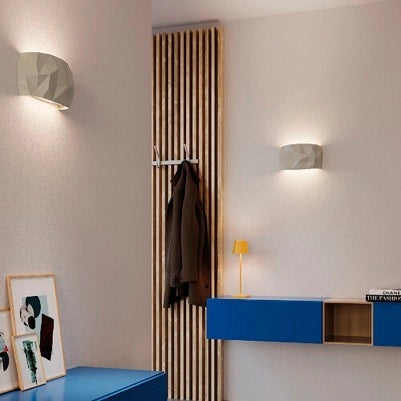 Angled Lampada da parete in ceramica artigianale grigia con diffusore prismatico e tecnologia LED dimmerabile TRIAC, alta resa cromatica CRI 90