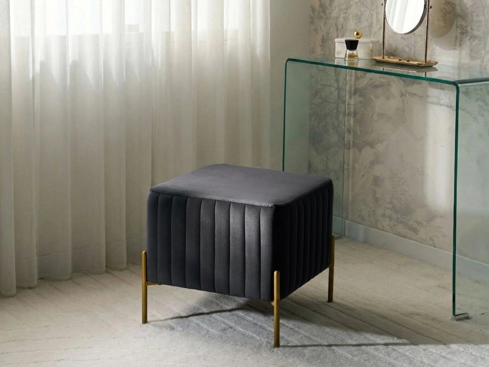 Pouf rivestito in velluto nero con gambe in metallo dorato seduta quadrata 47 x 47 cm per un salotto glamour