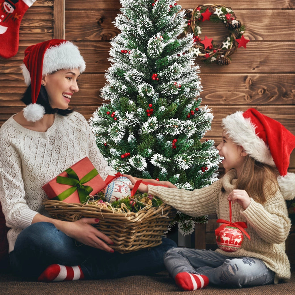 Albero di Natale innevato e non illuminato con base resistente di metallo, Abete artificiale con bacche rosse
