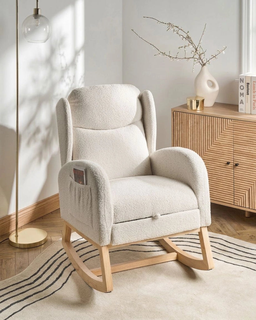Sedia a dondolo in bouclé bianco sporco rivestita in tessuto con gambe in legno poggiapiedi e braccioli per soggiorno stile moderno
