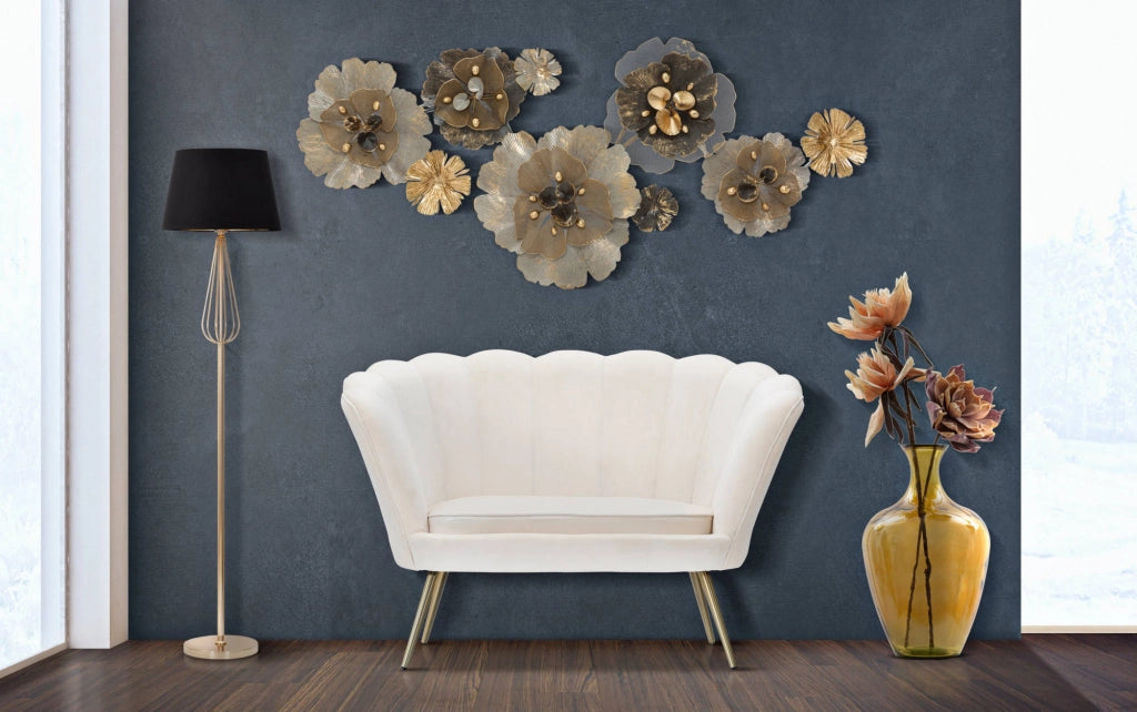 Divanetto 2 posti in velluto, colore crema, con gambe dorate dal particolare design che richiama i petali di un fiore, Misure 74 x 84 x 130 cm