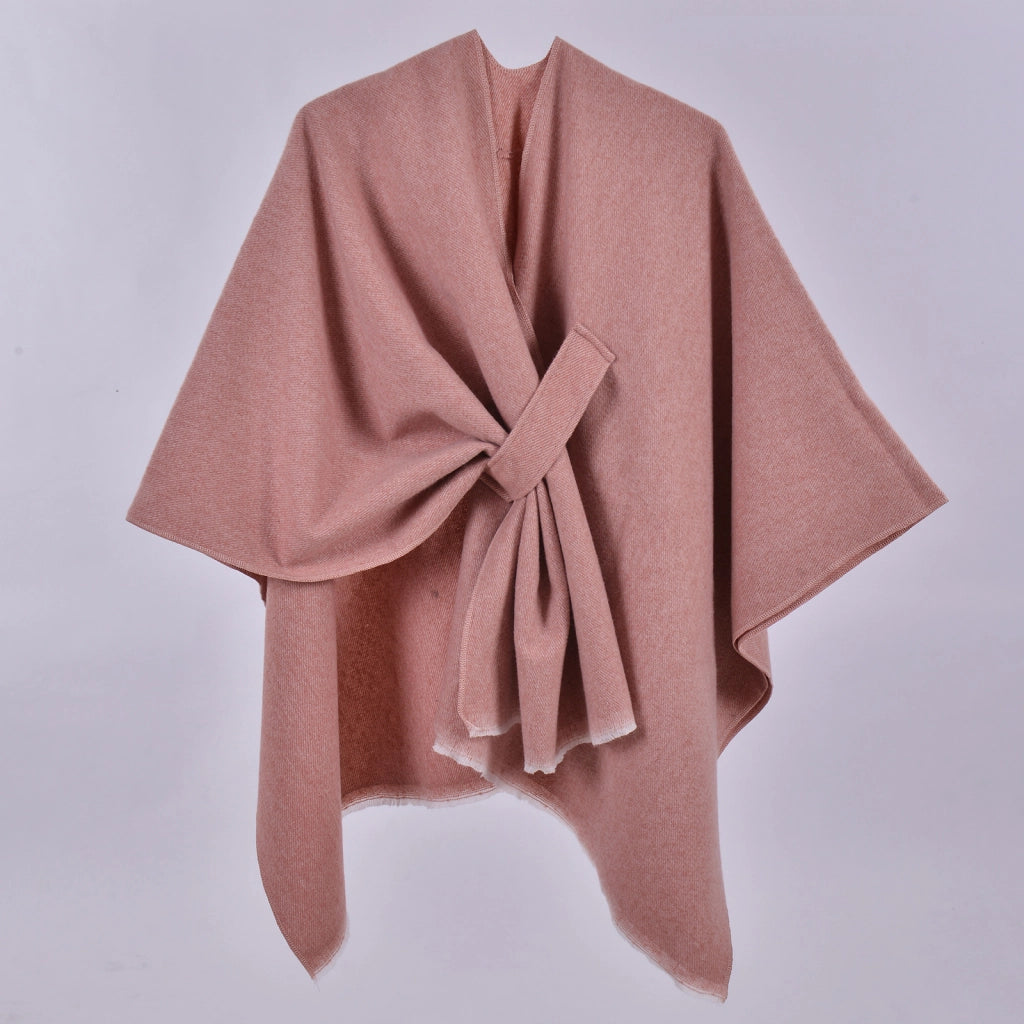 Mantella da donna con spacco diagonale e laccetti a pois color fango, con frange.