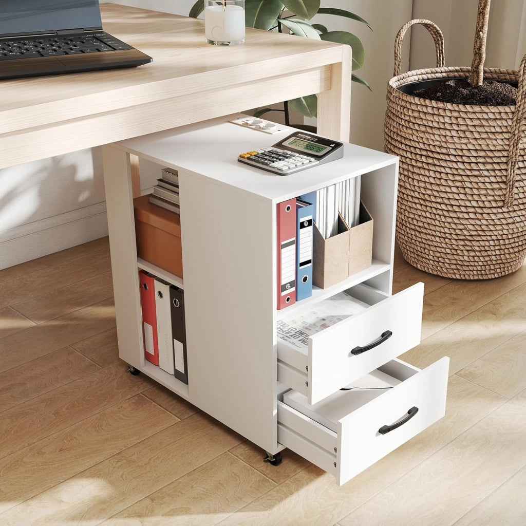 Tavolino Laterale Mobile con Stazione di Ricarica, Comodino con Cassetti, Ripiani e Ruote Bloccabili, Tavolino Moderno per Camera da Letto, Ufficio e Soggiorno, 60 x 40 x 65,5 cm (Bianco)