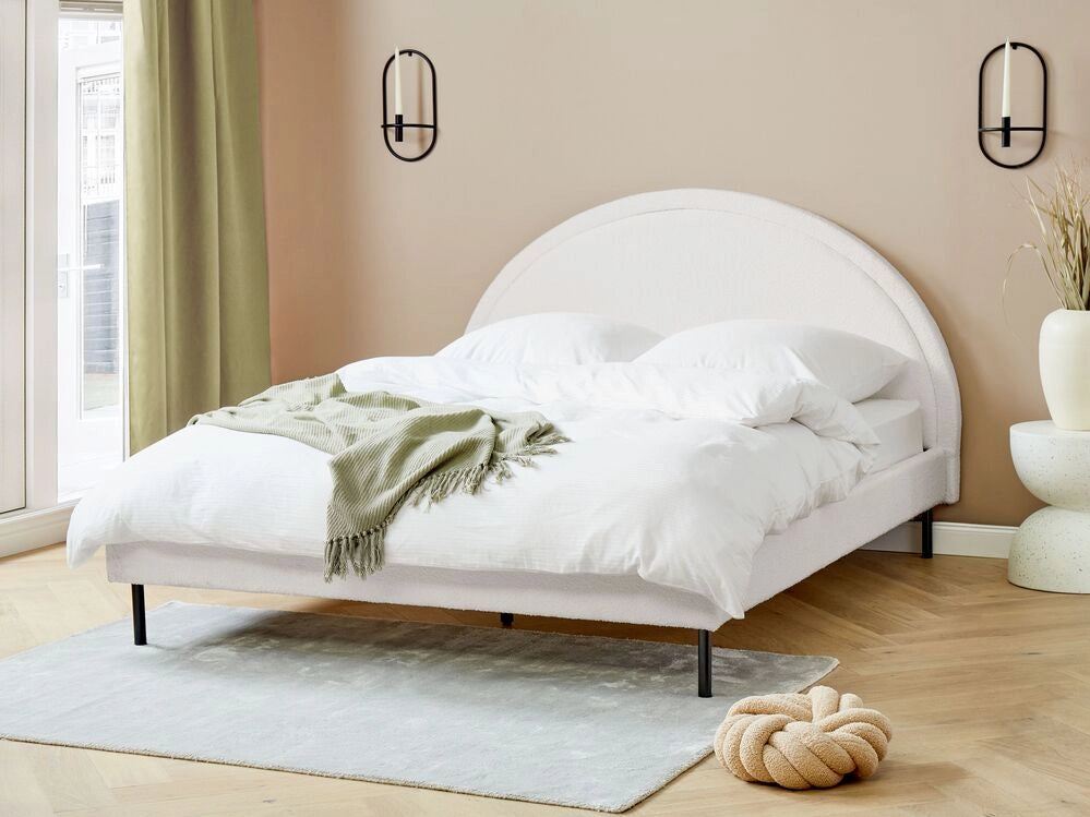 Letto matrimoniale in poliestere bouclè bianco imbottito con base a doghe e testiera rotonda 160 x 200 cm minimalista retrò
