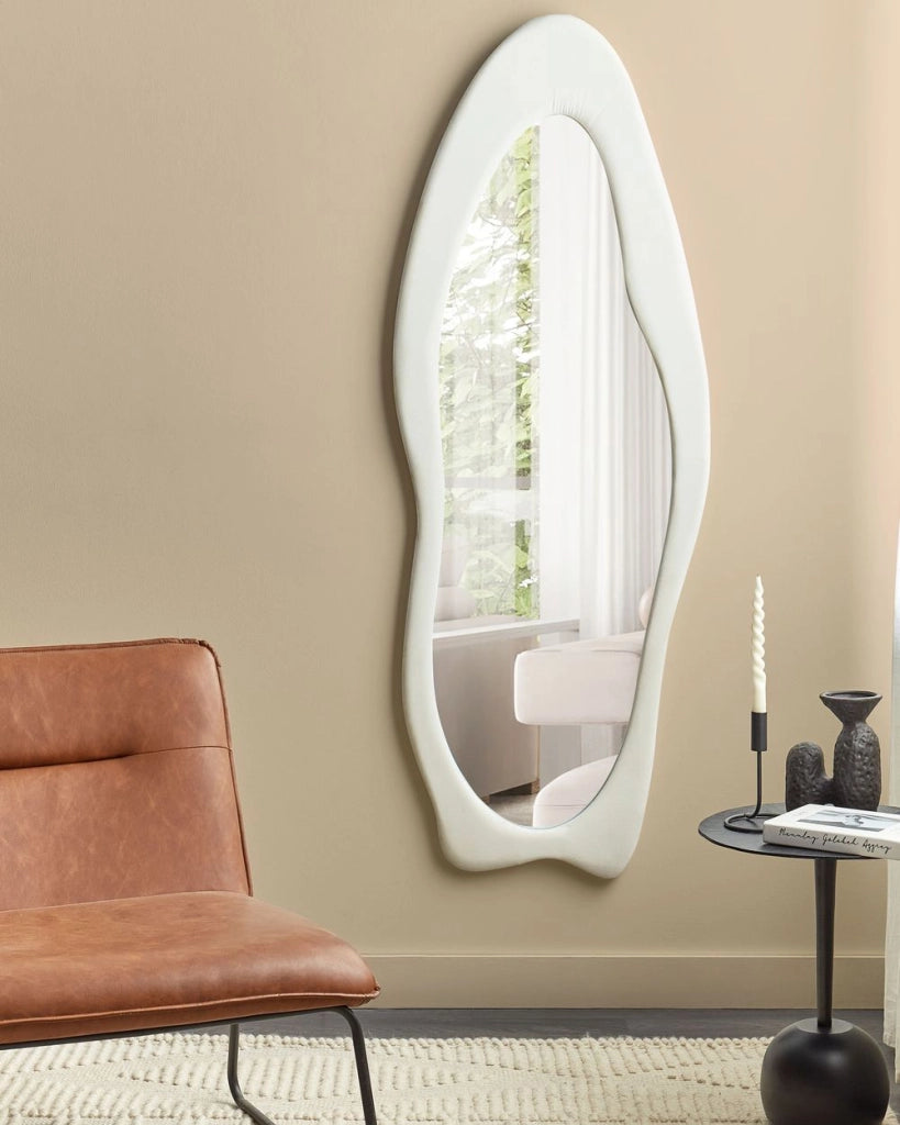 Specchio da parete in MDF bianco con cornice in vetro 57 x 160 cm Forma irregolare Decorativo a parete Pezzo d'arredo in stile moderno