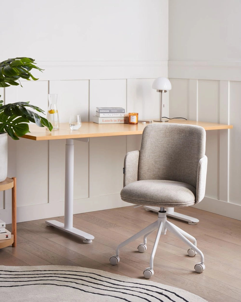 Sedia da ufficio imbottita in tessuto beige girevole regolazione altezza sedile elegante