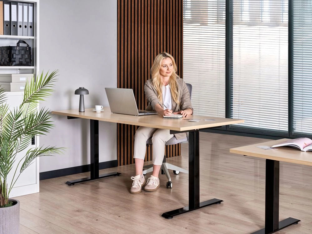 Scrivania regolabile in altezza elettricamente nero 180 x 72 cm Struttura in acciaio verniciato a polvere