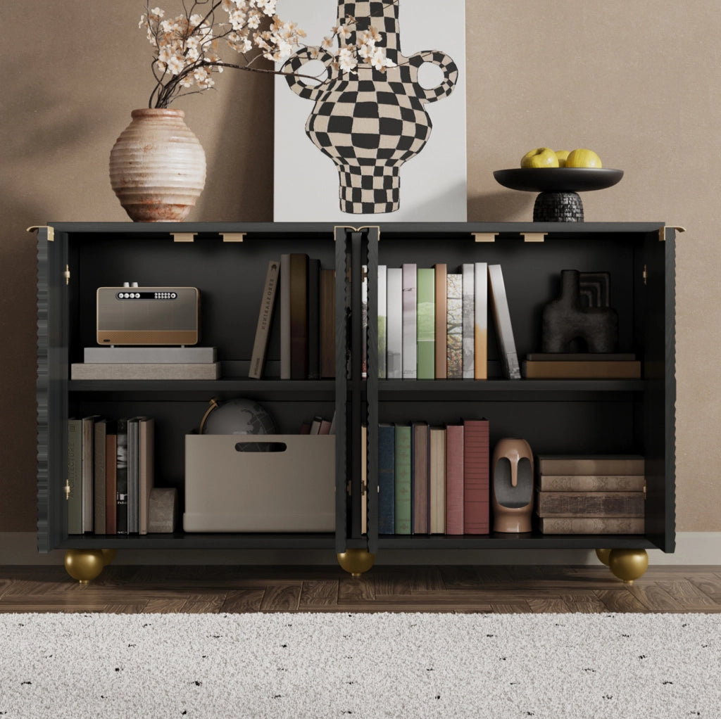 Credenza nera in MDF con 4 ante incise; ripiani interni regolabili e gambe regolabili