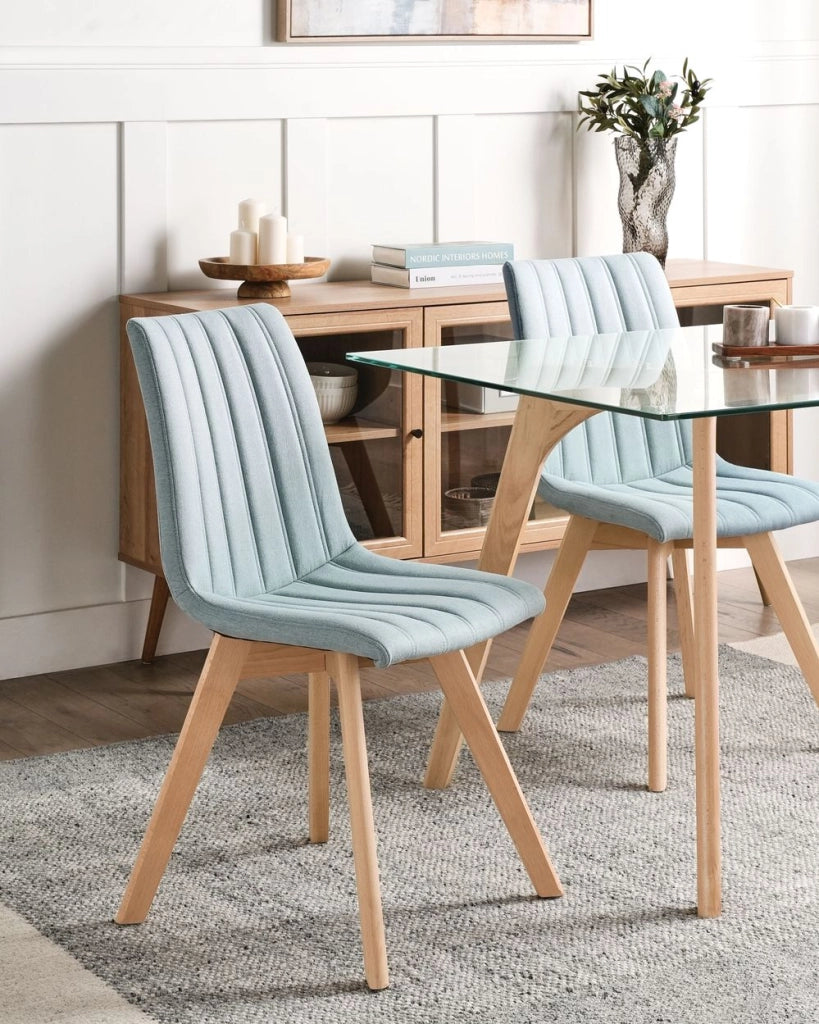 Set di 2 Sedie da Pranzo Tessuto azzurro e Gambe in Legno Imbottitura verticale Schienale curvo