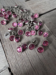 10 mini knoppe metallici in argento con pietre strass colorate in azzurro chiaro, blu, rosa, viola o verde chiaro, 10 mm (rosa)