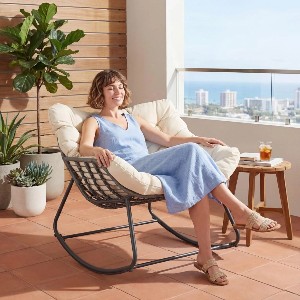Sedia a Dondolo con Cuscino, Sedia da Relax Ampia e Avvolgente, con Struttura in Metallo, Seduta in Rattan, Cuscino Morbido Imbottito, per Soggiorno, Studio, Balcone, Nero (Beige)