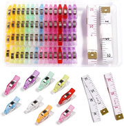 60 pezzi 2,7x0,7x1,3 cm Clip per tessuti Clip per patchwork Clip per cucito con 2 pezzi di nastro di stoffa da 150cm per lavori di cucito e di ricamo per oggetti appesi