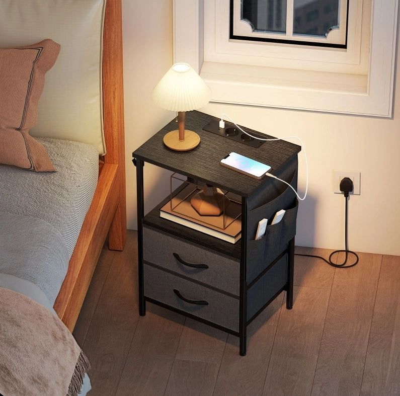 Tavolino Laterale Nero con Presa, USB-A/USB-C, 2 Cassetti e Ganci 40x30x60 cm