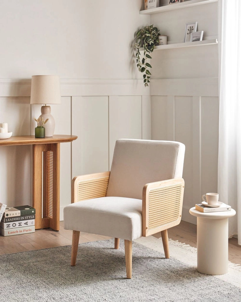 Poltrona tessuto  beige chiaro design retrò struttura in legno soggiorno