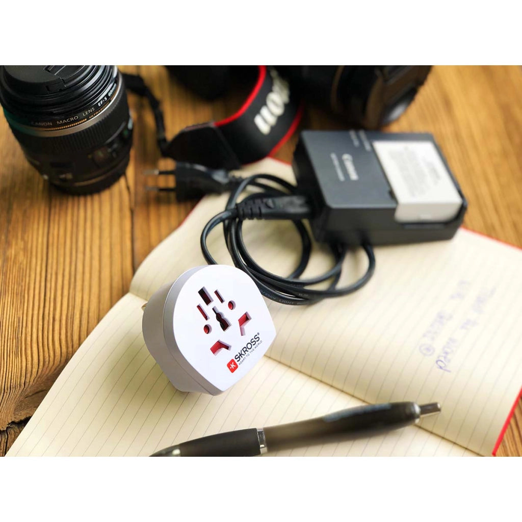 Adattatore da viaggio World Plug per il Regno Unito 12A Bianco Skross