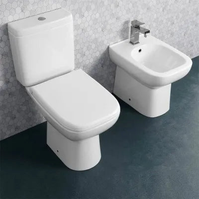 Sanitari monoblocco filomuro con scarico a terra  e copriwc Rak Origin