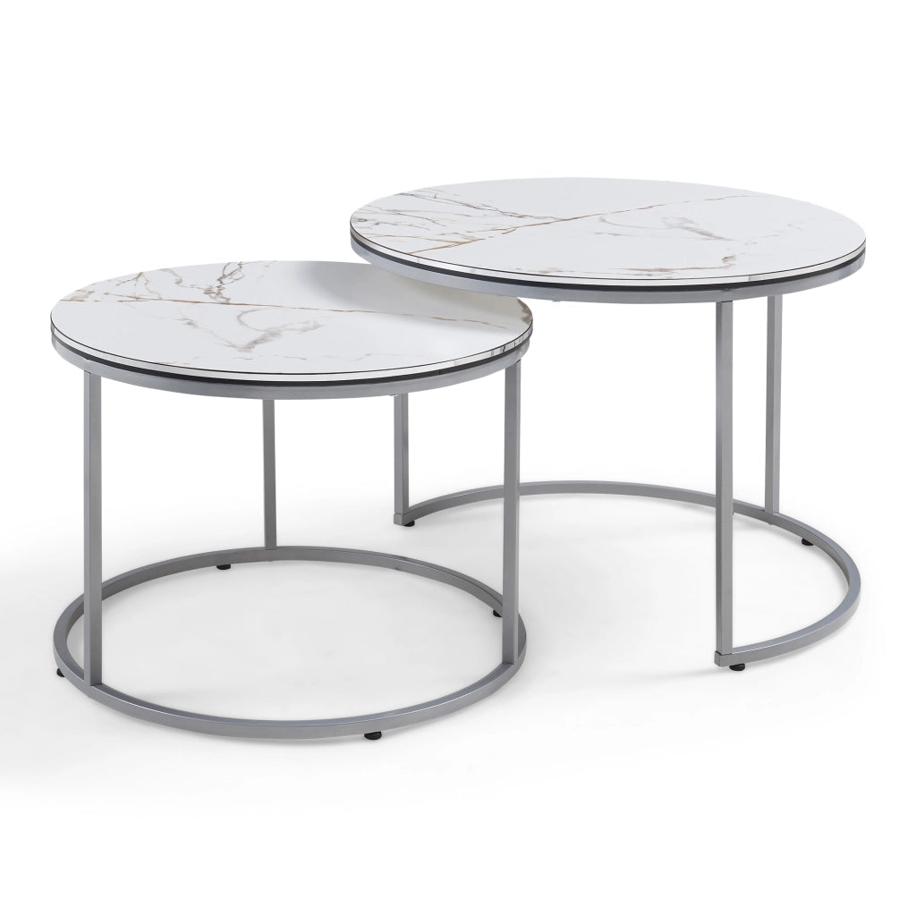 Set Skagen 2 Tavolini Sovrapponibili con Piani Rotondi e Telaio in Metallo - Effetto Marmo Bianco / Argentato [en.casa]