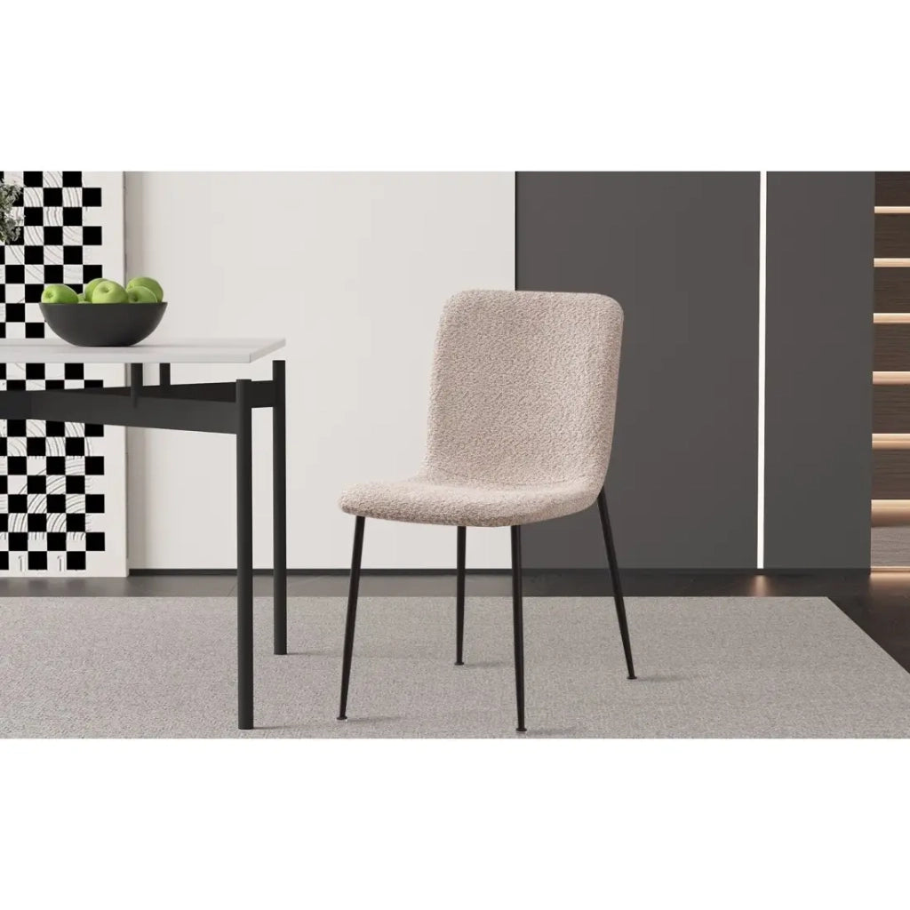 Sedia ALICE – Tessuto bouclé beige e gambe in metallo nero – Comfort e design moderno